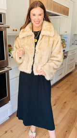 Wide Point Collar Voluminous Fur Jacket