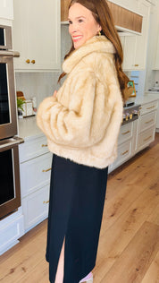 Wide Point Collar Voluminous Fur Jacket
