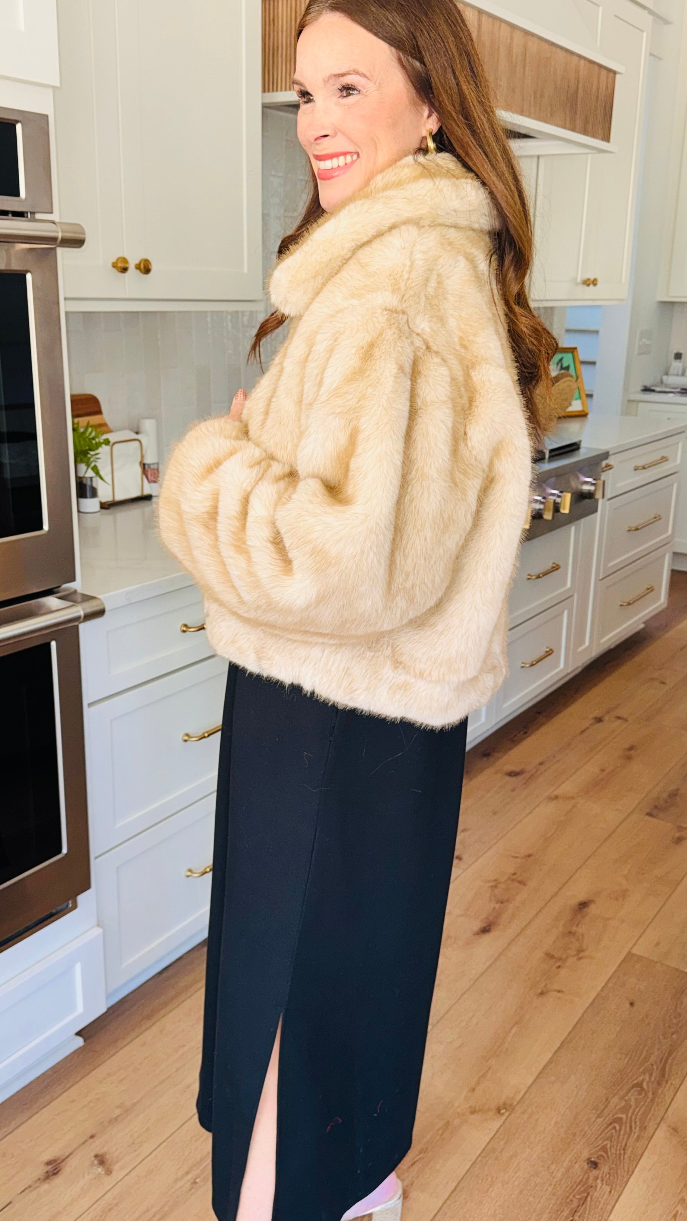 Wide Point Collar Voluminous Fur Jacket