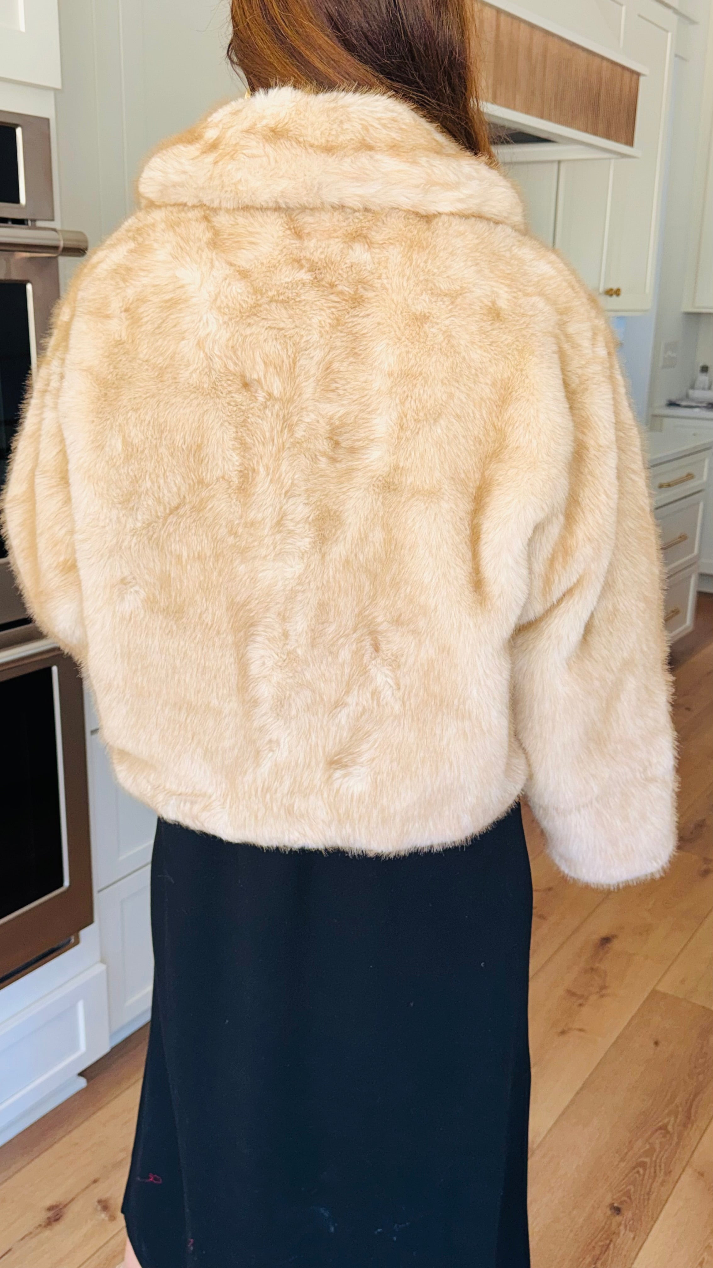 Wide Point Collar Voluminous Fur Jacket